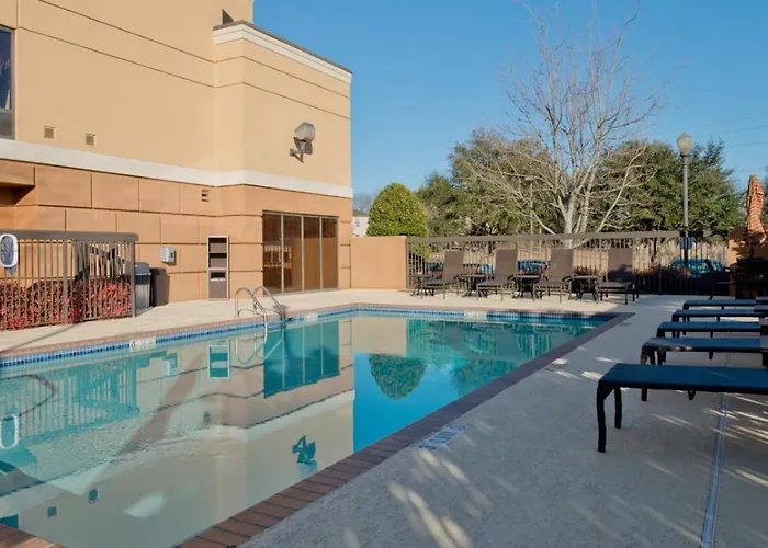 Russell Inn And Suites